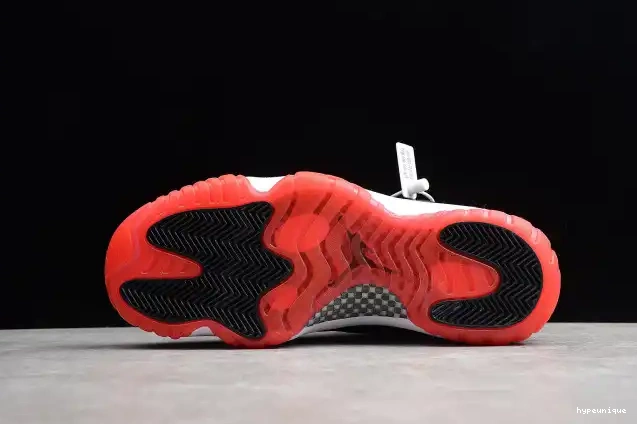 HYPE Low Jordan 11 Black Retro 